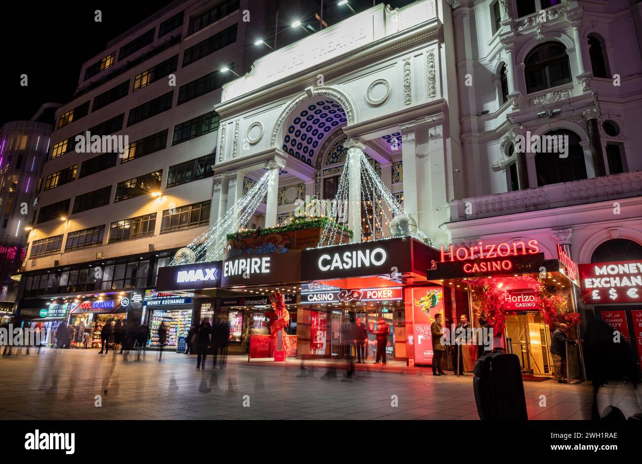 London. UK- 02.04.2024. Ein nächtlicher Blick auf den Leicester Square mit Blick auf die vielen Geschäfte, die Besucher und Touristen versorgen. Stockfoto