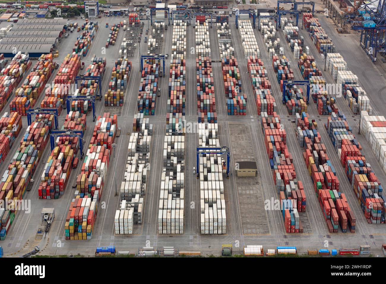 Aus der Vogelperspektive des Hafenhofs mit Containern, die auf Schiffe warten Stockfoto