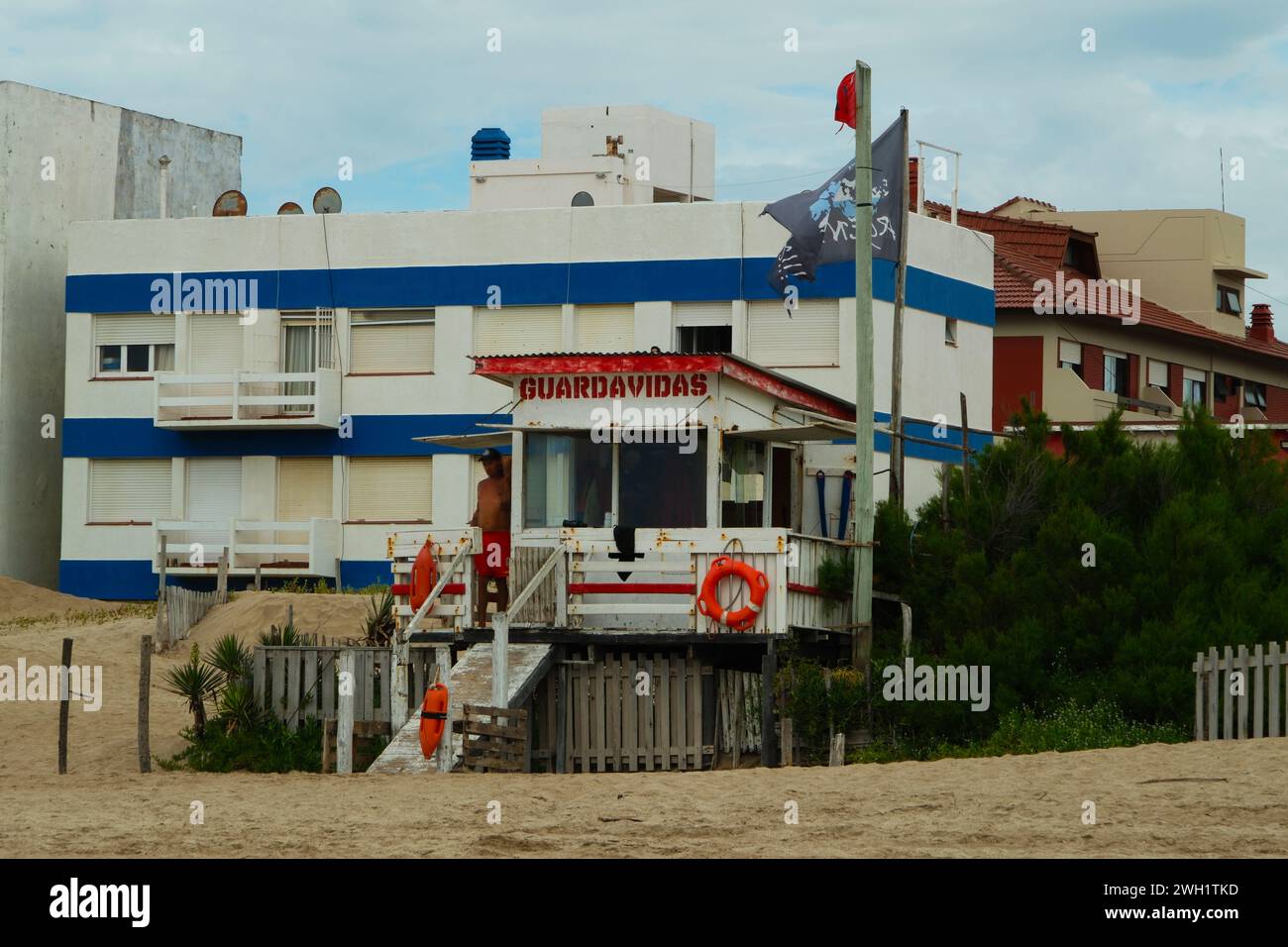 Rettungsschwimmer-Station am Atlantikstrand, Zeitlupe, Villa Gesell, Argentinien, 02.01.2024 Stockfoto