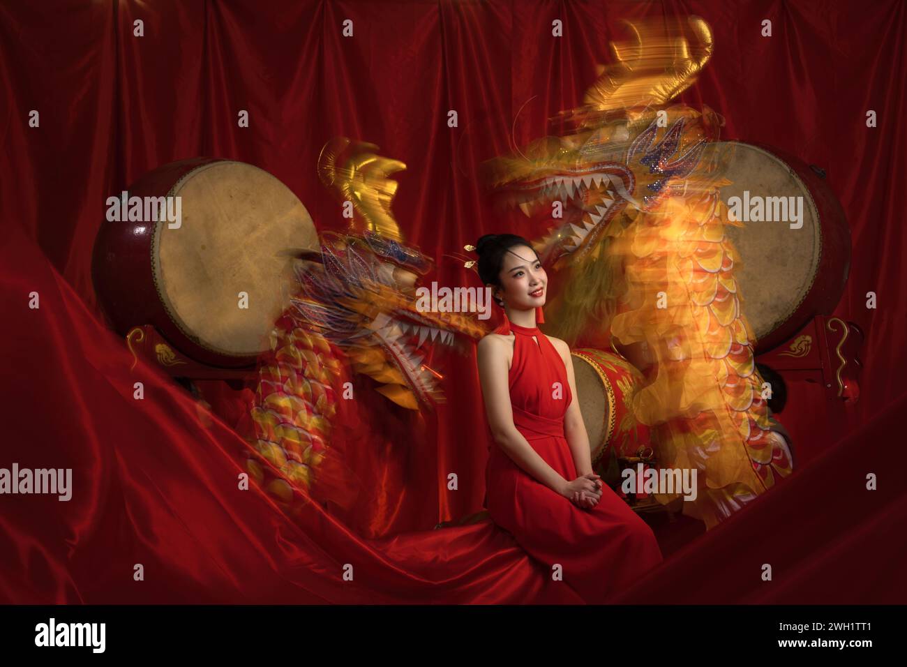 Drachenjahr und Neujahrsstimmung, gefeiert von einer asiatischen jungen Frau Stockfoto