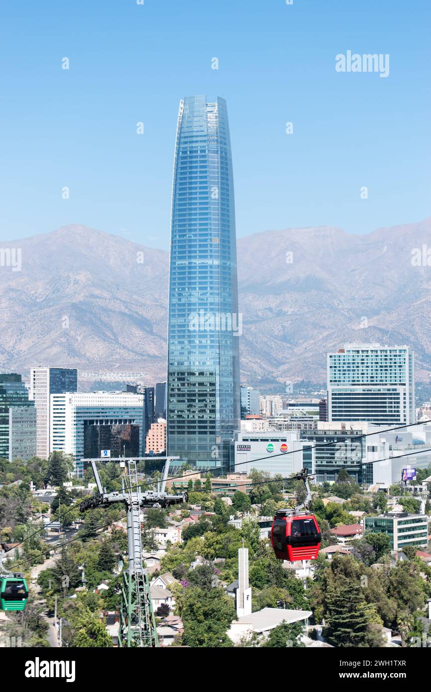 Stadtlandschaft im Sommer vom Santiago Metropolitan Park mit dem berühmten Costanera Tower und der Seilbahn in der Ferne. Stockfoto