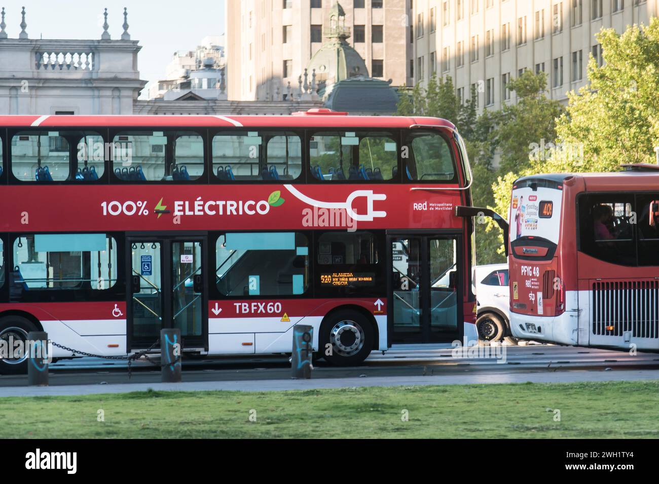 Ein Doppeldeckerbus durchstreift die Straßen der Innenstadt von Santiago, Chile. Stockfoto