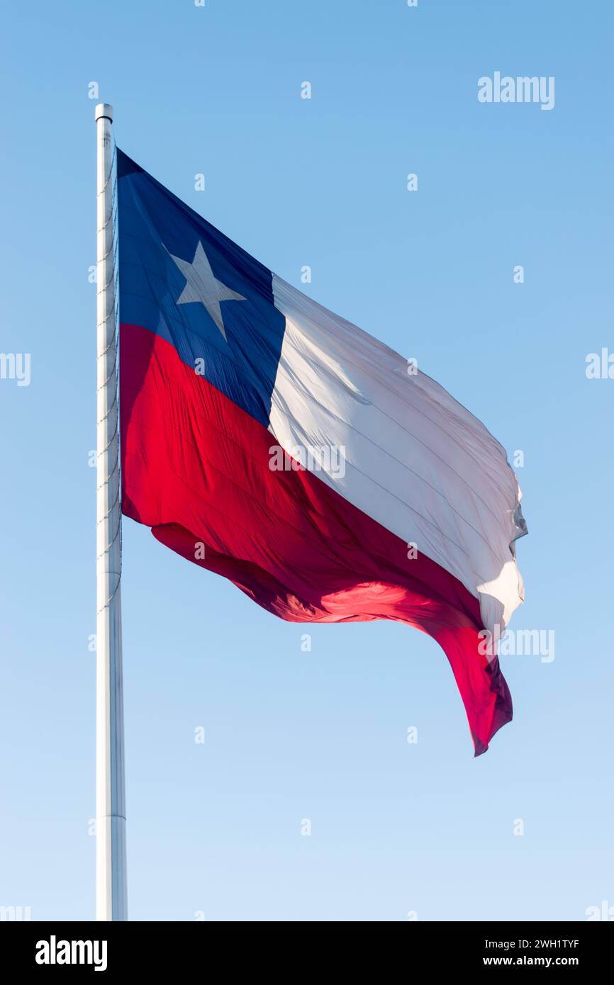 Chilenische Flagge winkt gegen einen klaren blauen Himmel Stockfoto