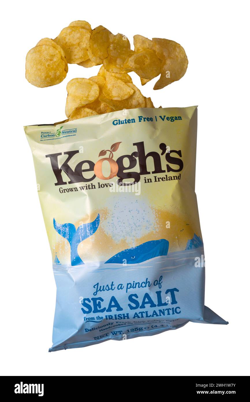 Packtasche mit Keogh's nur eine Prise Meersalz aus den irischen Atlantik-Crisps köstlich frische irische Kartoffelchips isoliert auf weißem Hintergrund Stockfoto