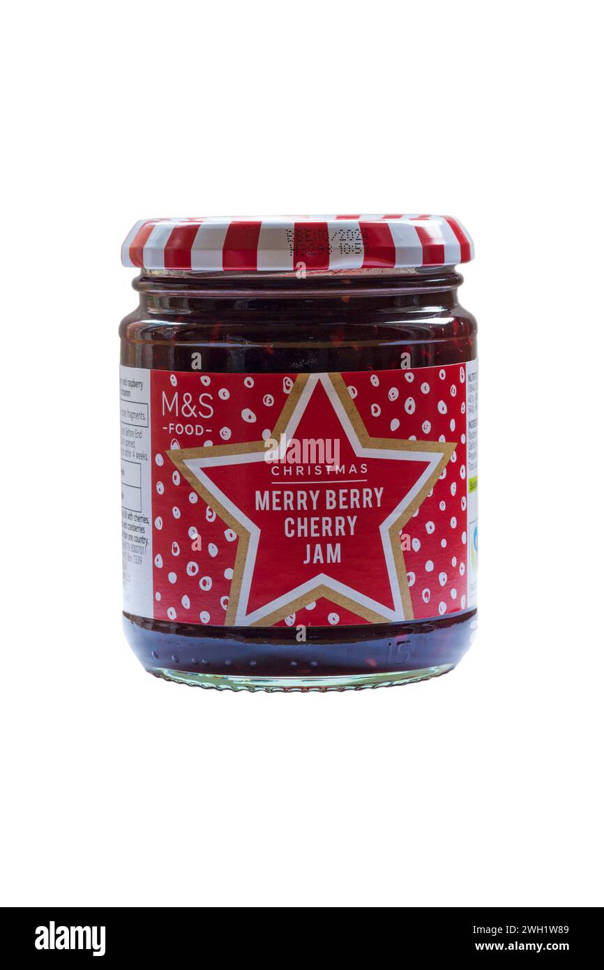 Glas Weihnachtsmarmelade Merry Berry Cherry von M&S isoliert auf weißem Hintergrund - Preiselbeerkirsche und Himbeere extra Marmelade mit Zimt Stockfoto