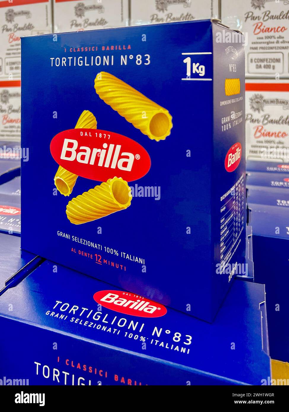 Italien - 31. Januar 2024: Tortiglioni Macaroni Barilla Nudeln in klassischer blauer Kartonschachtel im Regal zum Verkauf im italienischen Supermarkt Barilla Stockfoto