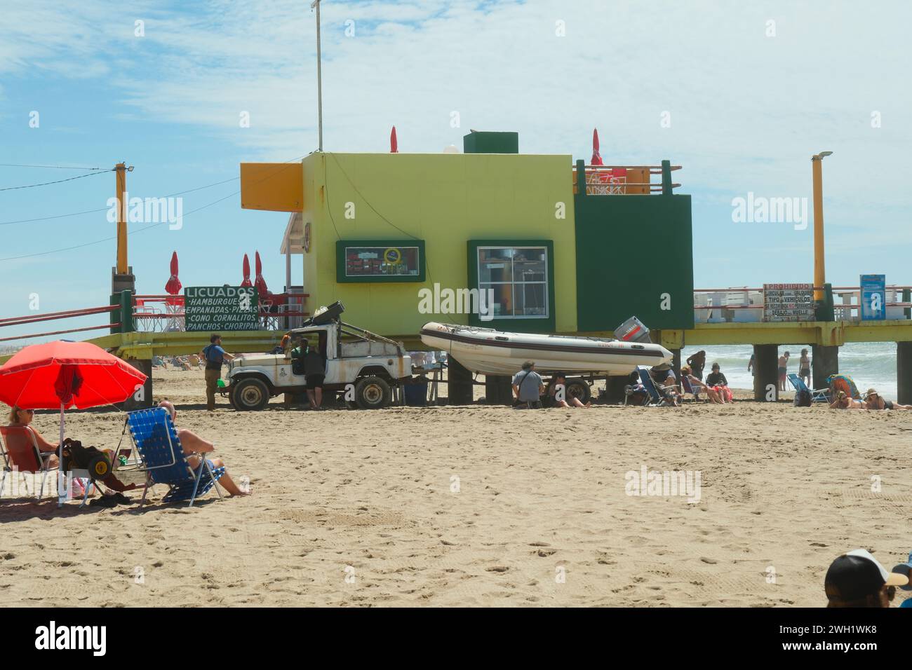 Pick-up-Truck mit einem Boot in der Nähe eines Strandcafés an der Atlantikküste, Argentinien, 02.01.2024 Stockfoto