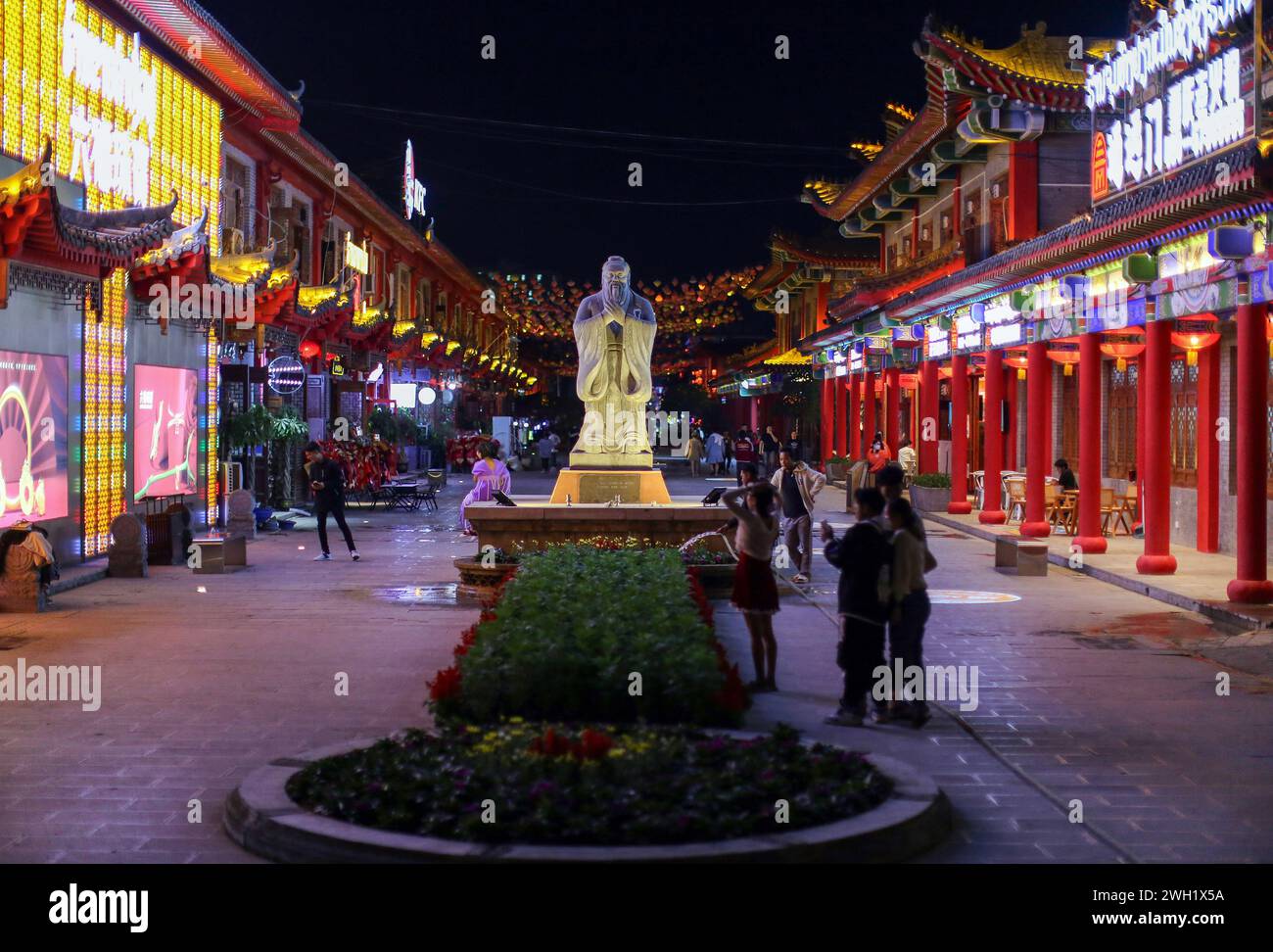 Laos. Januar 2024. Besucher machen Fotos von einer Statue in Chinatown im Kings Romans Casino Complex. Kings Romans Casino Complex in der Golden Triangle Special Economic Zone (GTSEZ) die Zone hat eine Fläche von etwa 3.000 Hektar und wurde 2007 angelegt. Von der laotischen Regierung zusammen mit dem in Hongkong eingetragenen chinesischen Unternehmen Kings Romans Group in der Hoffnung, wirtschaftliche Entwicklung zu fördern. Quelle: SOPA Images Limited/Alamy Live News Stockfoto