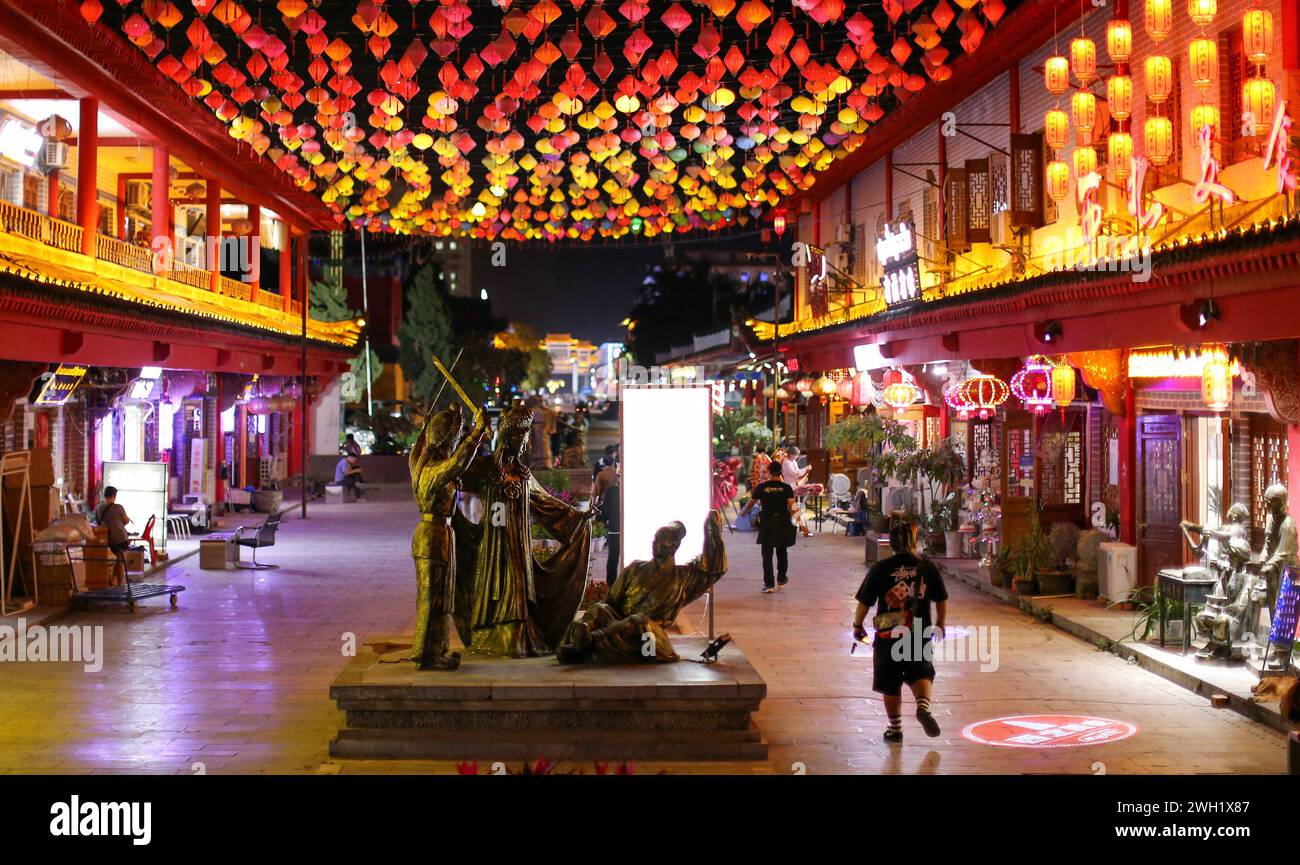 Laos. Januar 2024. Besucher spazieren an einer Statue in Chinatown im Kings Romans Casino Complex vorbei. Kings Romans Casino Complex in der Golden Triangle Special Economic Zone (GTSEZ) die Zone hat eine Fläche von etwa 3.000 Hektar und wurde 2007 angelegt. Von der laotischen Regierung zusammen mit dem in Hongkong eingetragenen chinesischen Unternehmen Kings Romans Group in der Hoffnung, wirtschaftliche Entwicklung zu fördern. (Foto: Pongmanat Tasiri/SOPA Images/SIPA USA) Credit: SIPA USA/Alamy Live News Stockfoto