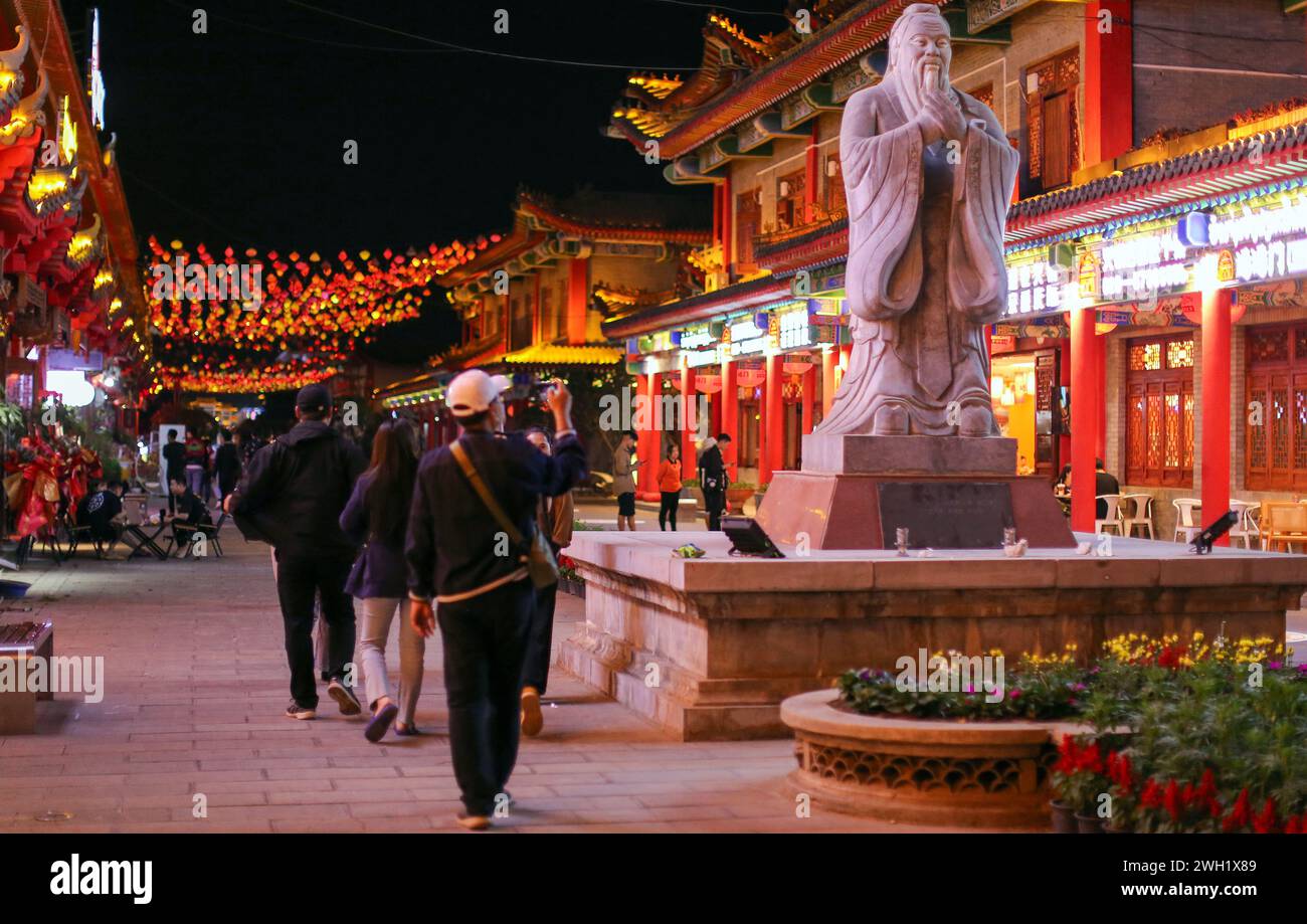 Laos. Januar 2024. Eine Statue in Chinatown im Kings Romans Casino Complex. Kings Romans Casino Complex in der Golden Triangle Special Economic Zone (GTSEZ) die Zone hat eine Fläche von etwa 3.000 Hektar und wurde 2007 angelegt. Von der laotischen Regierung zusammen mit dem in Hongkong eingetragenen chinesischen Unternehmen Kings Romans Group in der Hoffnung, wirtschaftliche Entwicklung zu fördern. (Foto: Pongmanat Tasiri/SOPA Images/SIPA USA) Credit: SIPA USA/Alamy Live News Stockfoto