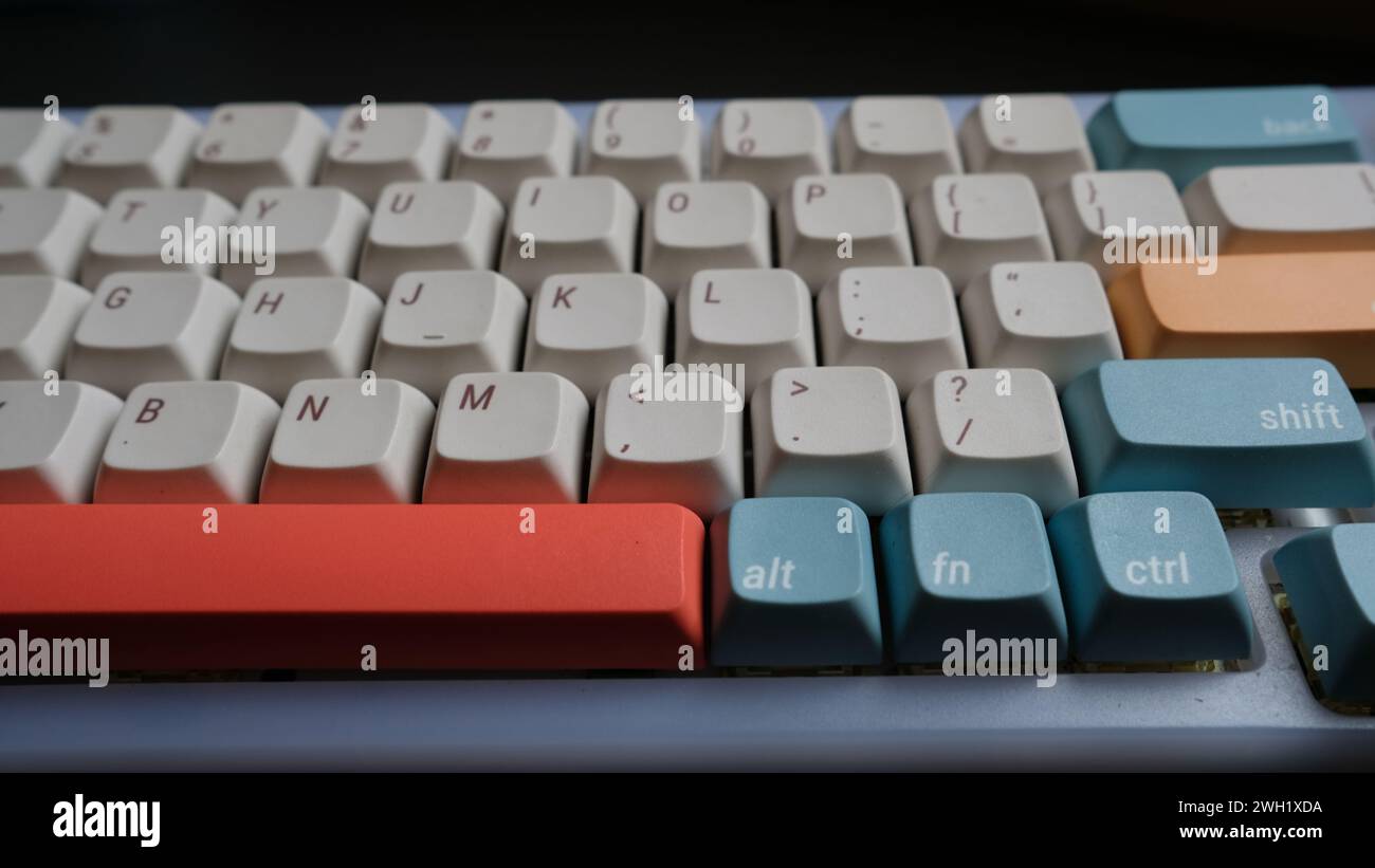 Eine Nahaufnahme einer drahtlosen mechanischen Tastatur mit farbenfrohen Tastenkappen Stockfoto