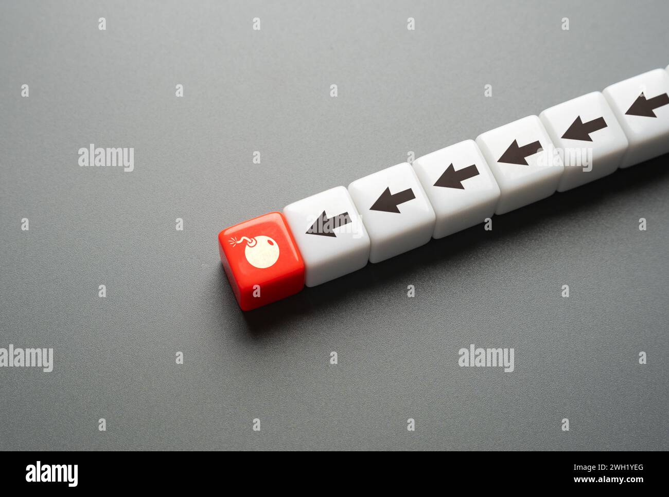 Die Pfeile zeigen auf die Bombe. Das Konzept, in die Katastrophe zu kommen. Die Aufmerksamkeit auf eine potenzielle Katastrophe zu lenken. Notwendigkeit proaktiver Maßnahmen zur Vermeidung von Diskrepanzen Stockfoto