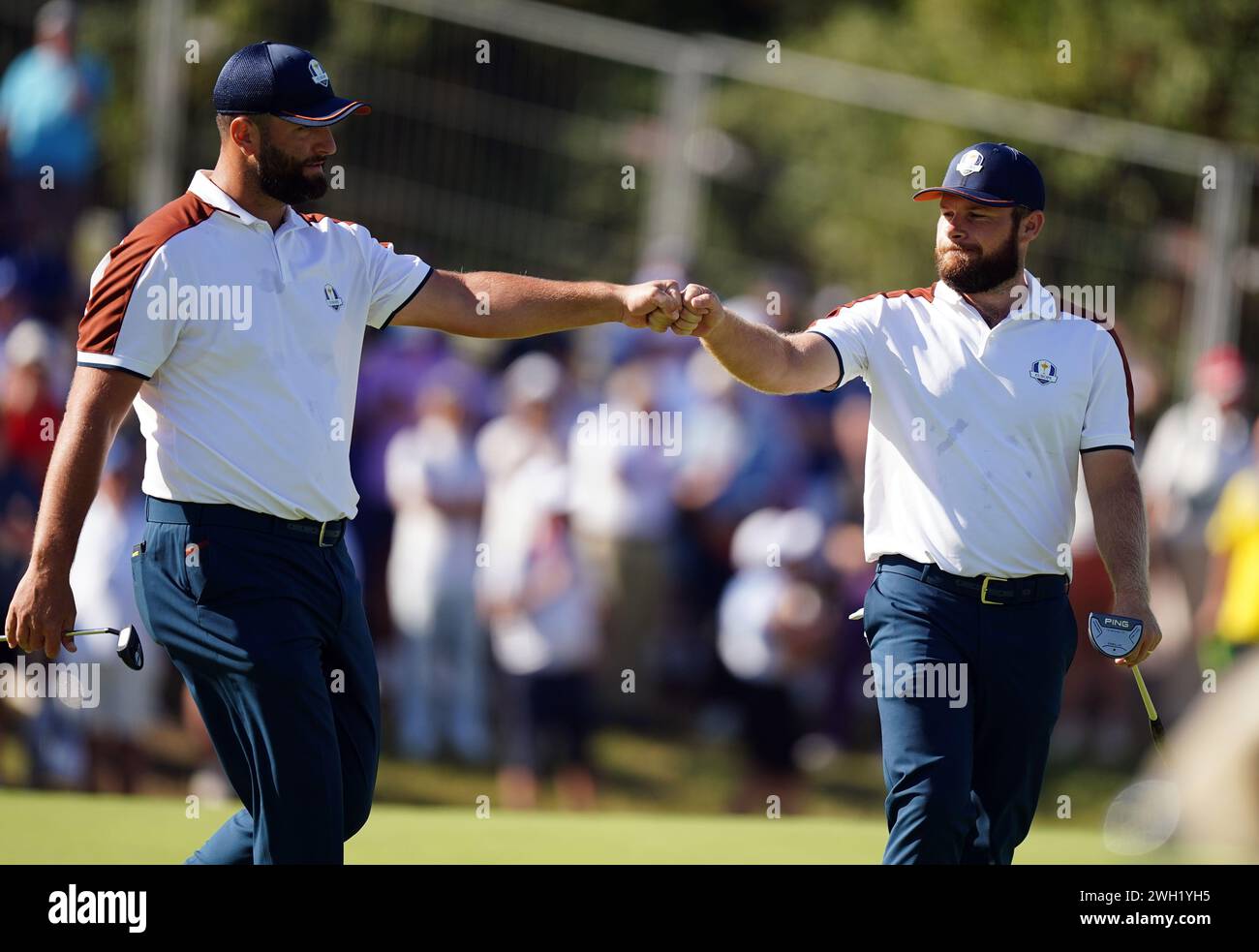 Aktenfoto vom 30. September 2023 von Jon Rahm und Tyrrell Hatton. Europa-Kapitän Luke Donald betont, dass Jon Rahm und Tyrrell Hatton nicht „verurteilt“ wurden, weil sie beschlossen haben, sich LIV Golf anzuschließen und ihre Ryder Cup Futures in Gefahr zu bringen. Ausgabedatum: Mittwoch, 7. Februar 2024. Stockfoto