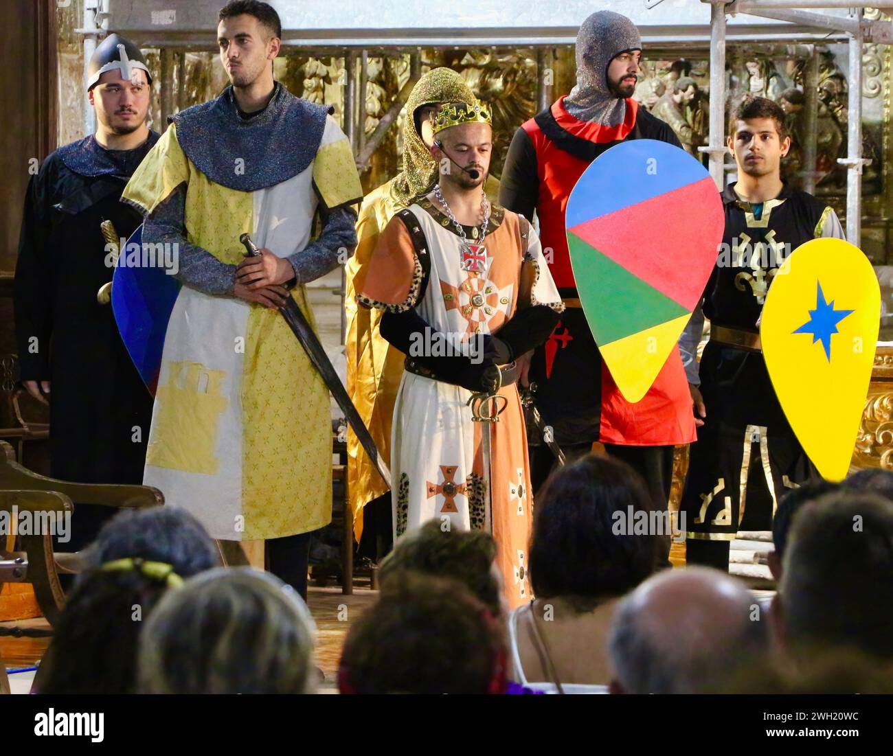 Die Dorfbewohner, die 1068 die Schlacht von Llantada während der Sommerfeste im Kirchenschiff Lantadilla Palencia Castile und Leon Spanien ausführten Stockfoto