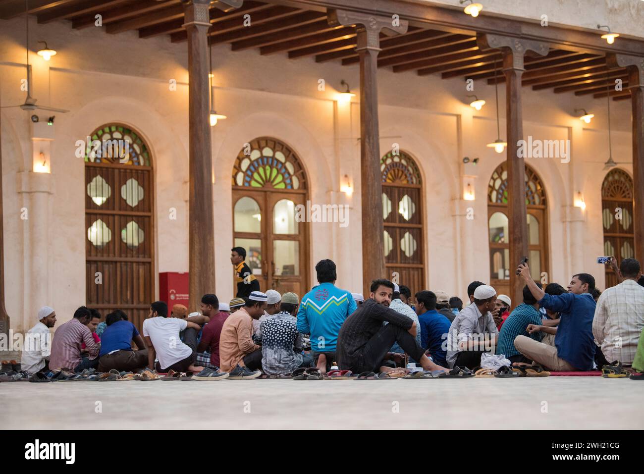 Doha, Katar, 15. April 2023: Iftar während des Ramadan im Innenhof der Moschee in Doha, Katar. Stockfoto