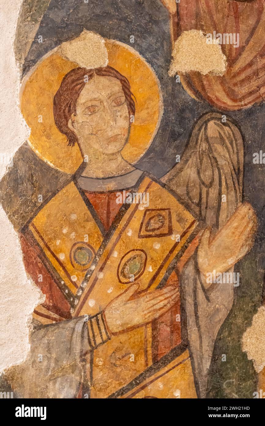 Nahaufnahme der Ruinen eines mittelalterlichen Freskos, das einen Engel darstellt Stockfoto