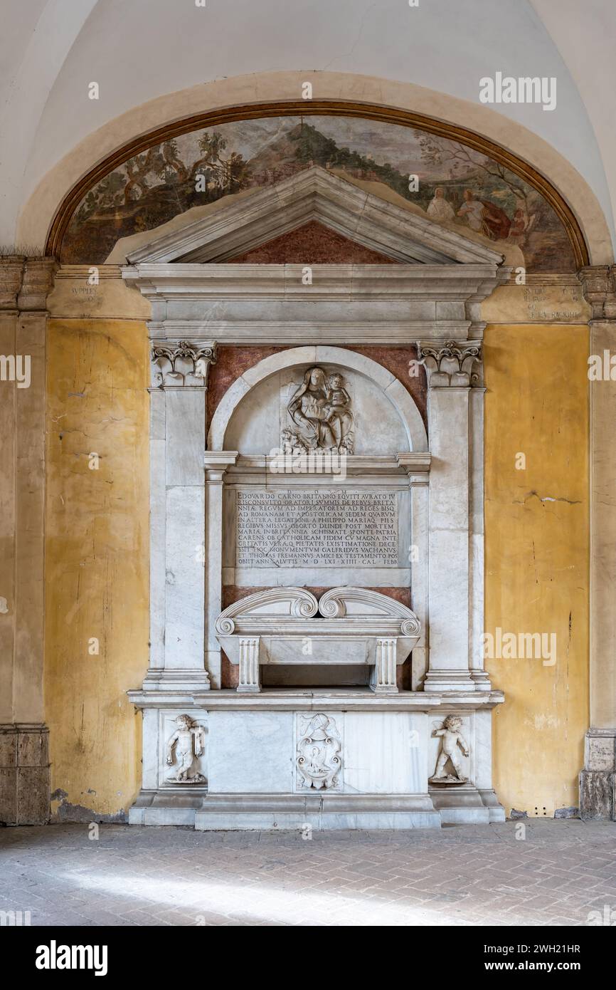 Altes Grabmal in der Mauer der katholischen Kirche in Italien Stockfoto
