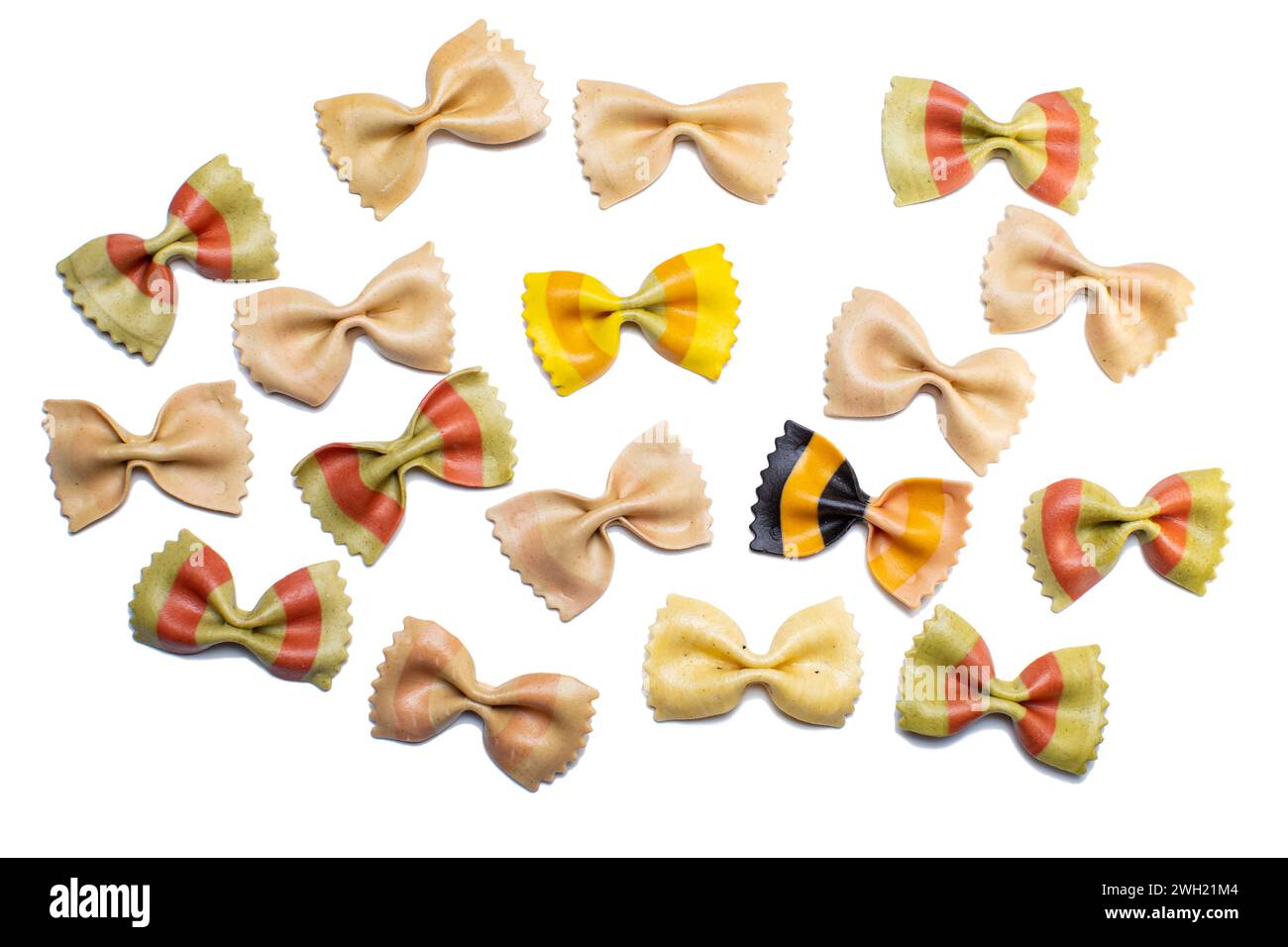 Viele Bowtie-Nudelformen isoliert auf weiß Stockfoto