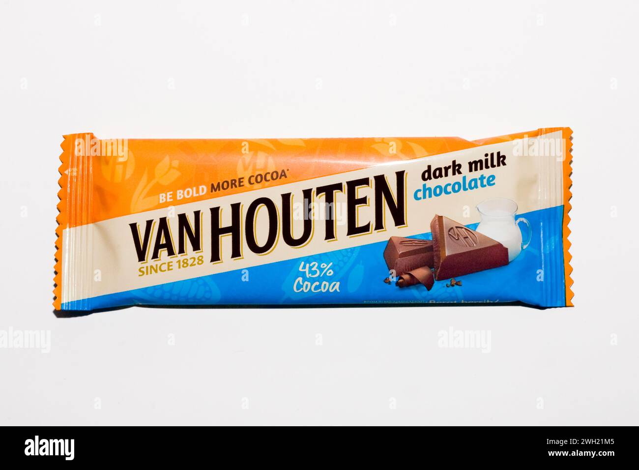 Nahaufnahme einer Packung Van Houten Dark Milk Chocolate isoliert auf weißem Hintergrund. Vorderansicht Stockfoto