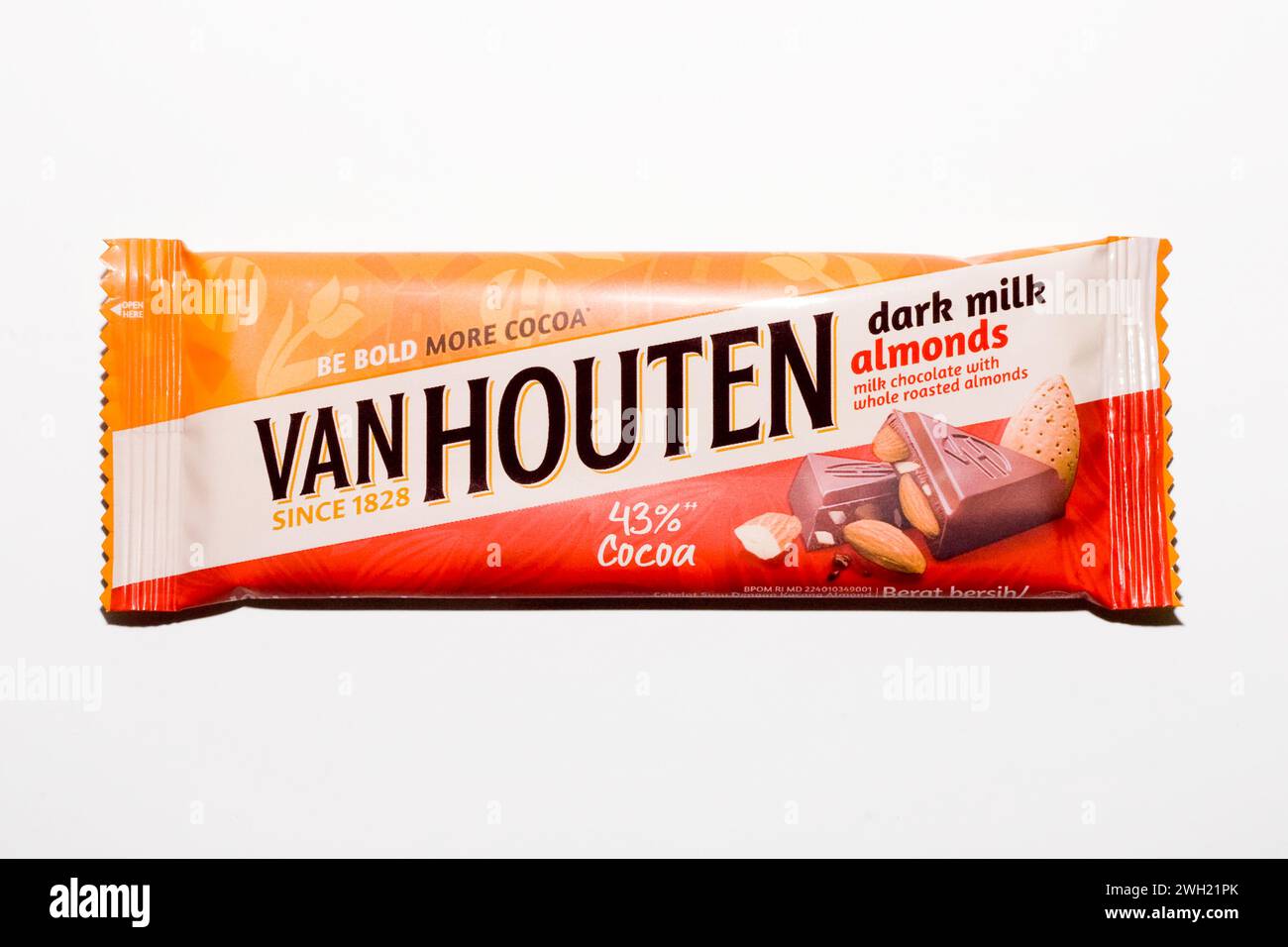 Schließen Sie eine Packung Van Houten Dark Milk Chocolate Mandeln auf weißem Hintergrund. Vorderansicht Stockfoto