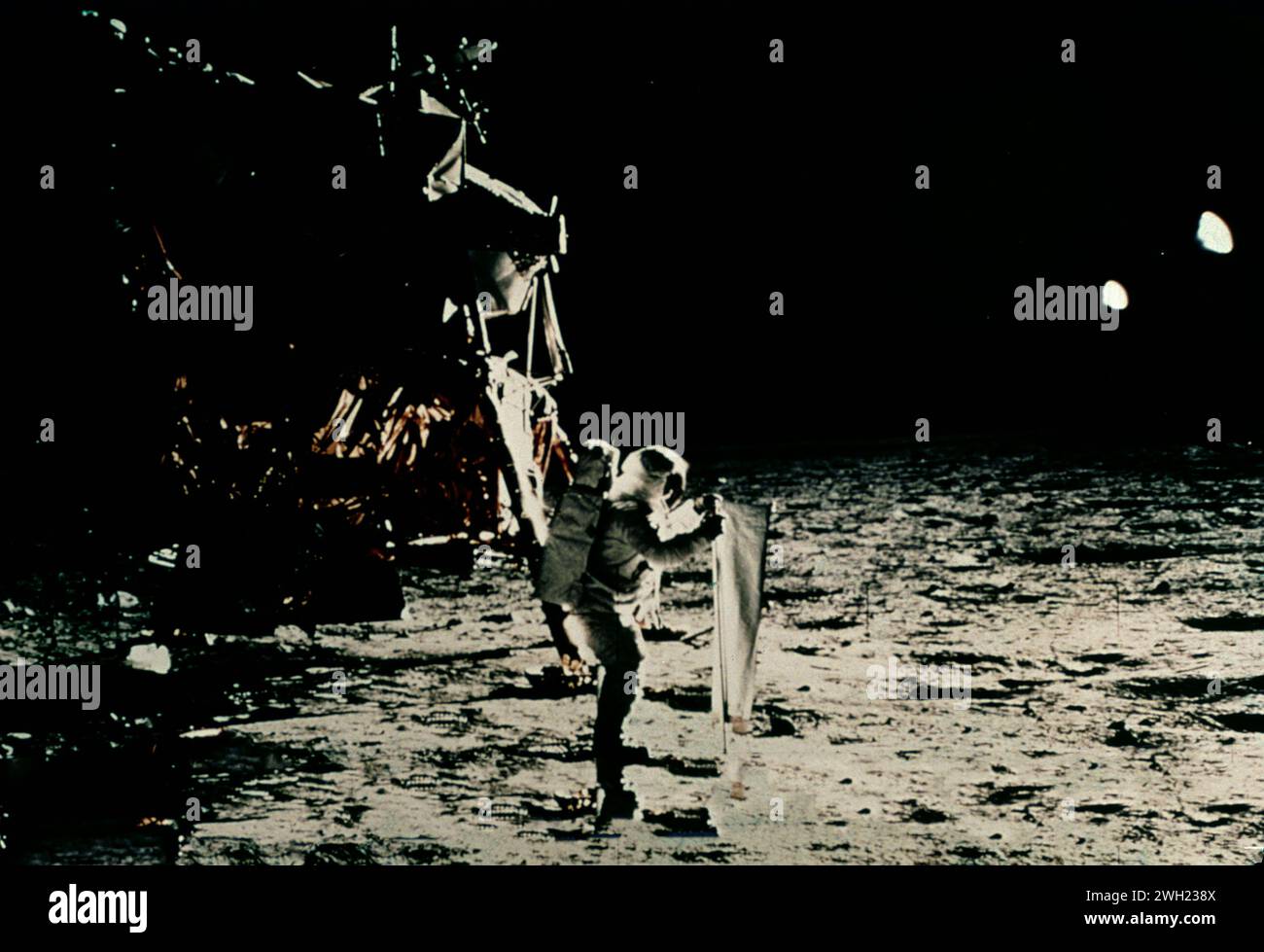 Der US-amerikanische Austronaut Neil Armstrong spaziert auf der Mondoberfläche während der Apollo-11-Mission 1969 Stockfoto