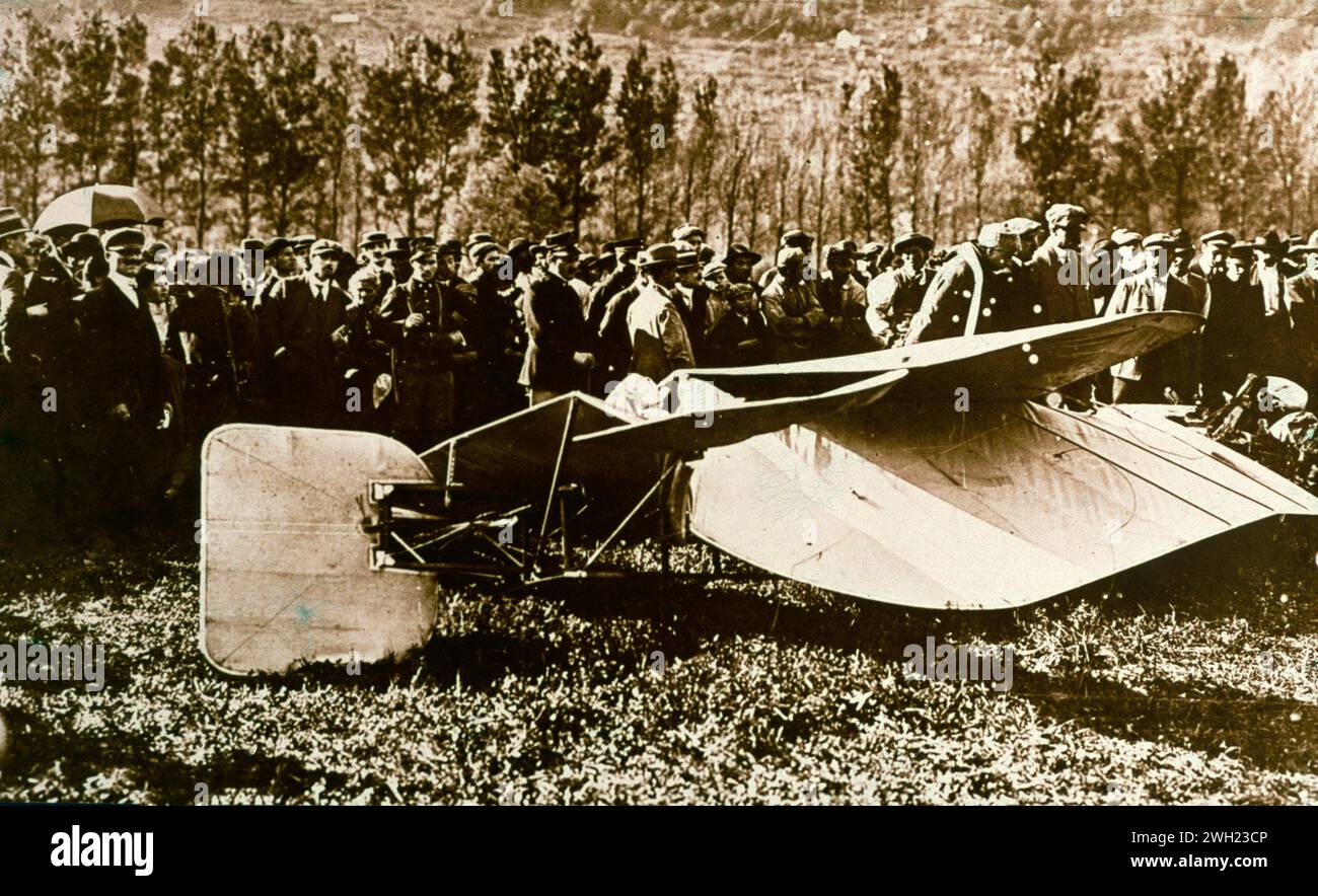 Das Wrack des französischen Bleriot-Flugzeugs nach dem Absturz des peruanischen Piloten Geo Chavez, Domodossola, Italien 1910 Stockfoto