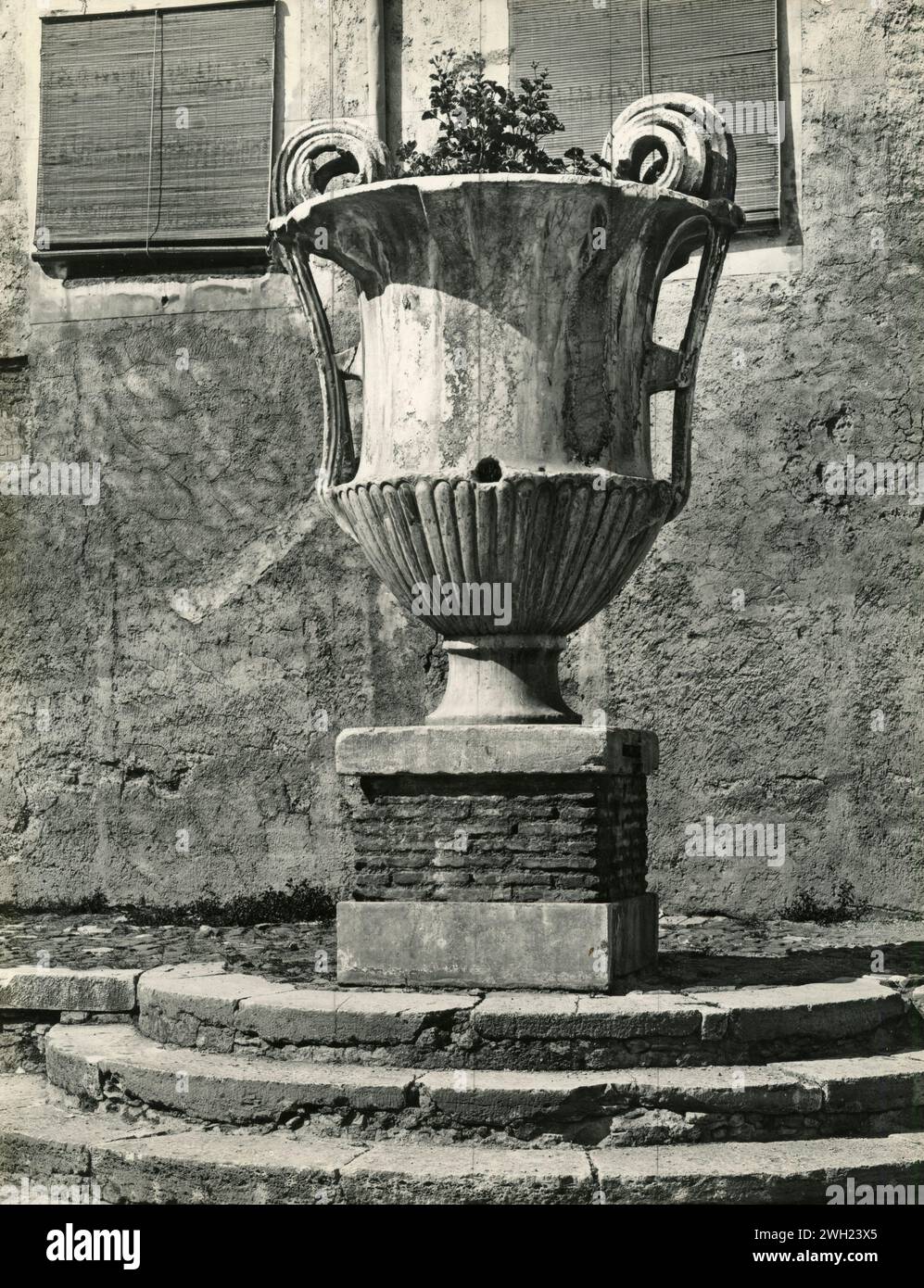 Waschgefäß im Hof der Kirche S. Cecilia, Rom, Italien 1930er Jahre Stockfoto