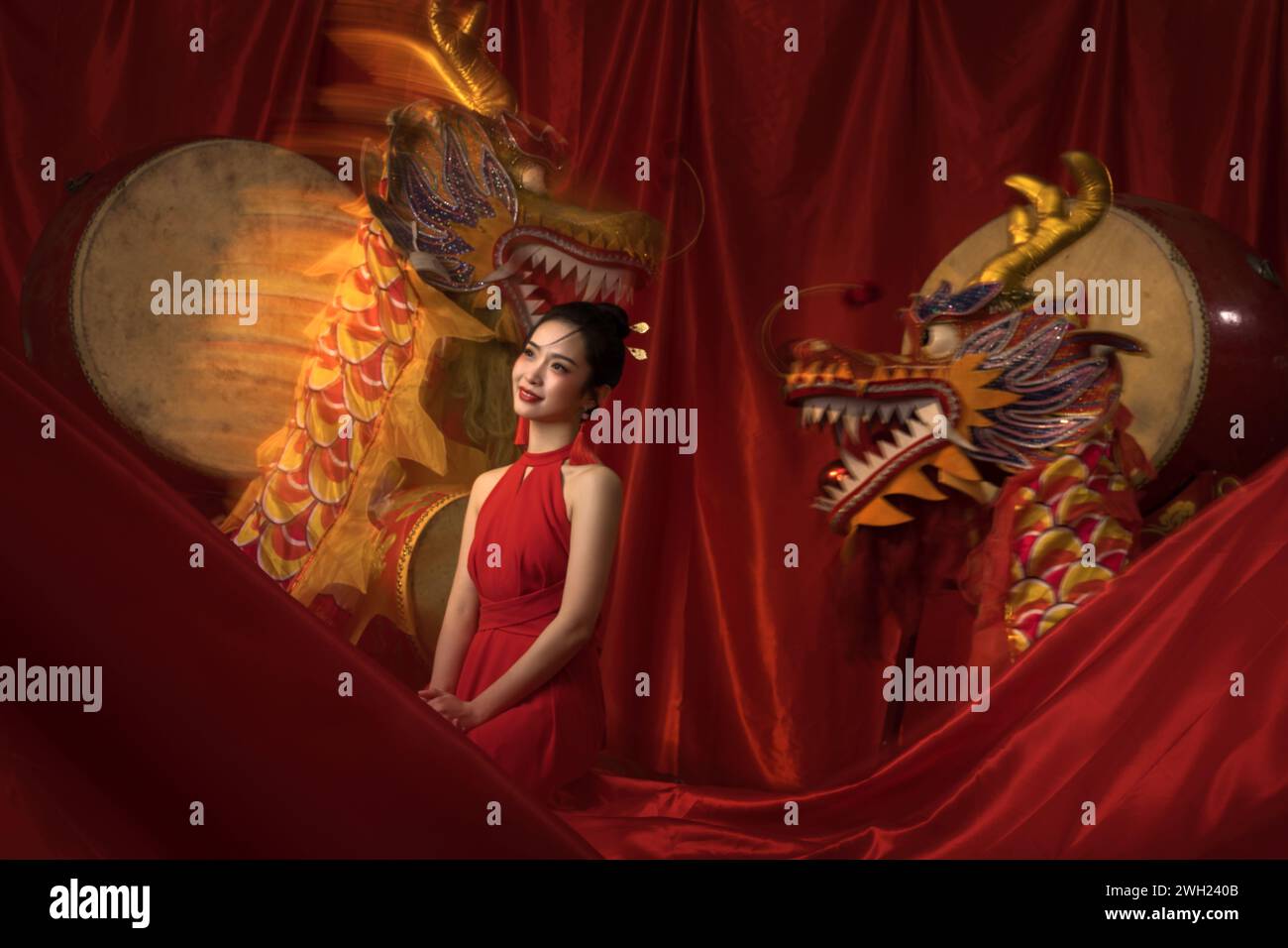 Drachenjahr und Neujahrsstimmung, gefeiert von einer asiatischen jungen Frau Stockfoto