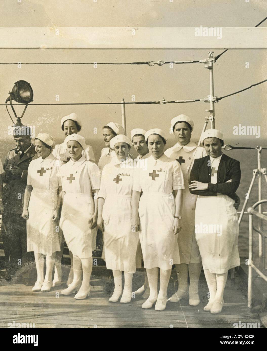 Rotes Kreuz Schwestern mit einem faschistischen Offizier auf der Brücke des Krankenhausschiffes, Italien 1942 Stockfoto