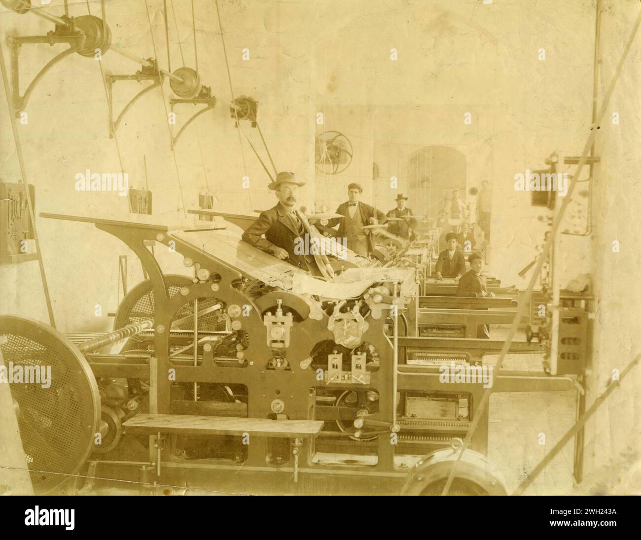 Arbeiter einer Druckerei bei der Arbeit, Italien 1900er Jahre Stockfoto