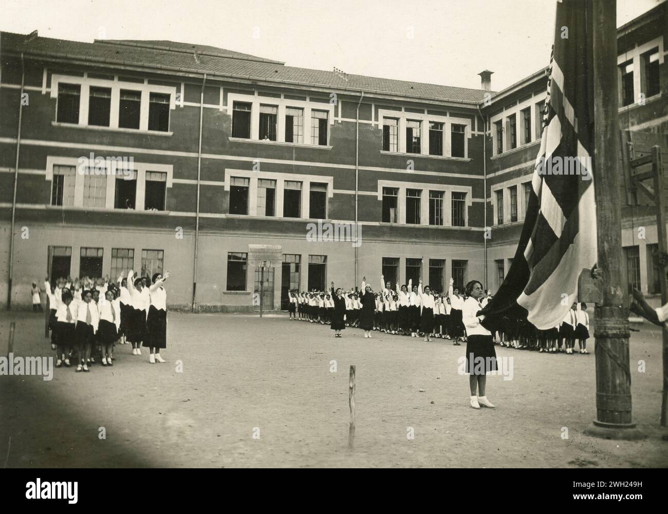 Mädchen der faschistischen Schule versammelten sich im Innenhof zum Flaggenhissen, Italien 1930er Jahre Stockfoto