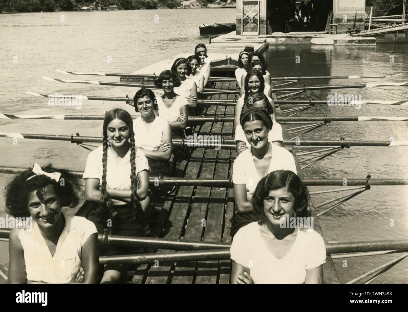 Mädchen auf dem Ruderboot im Tiber, Rom, Italien 1930er Jahre Stockfoto