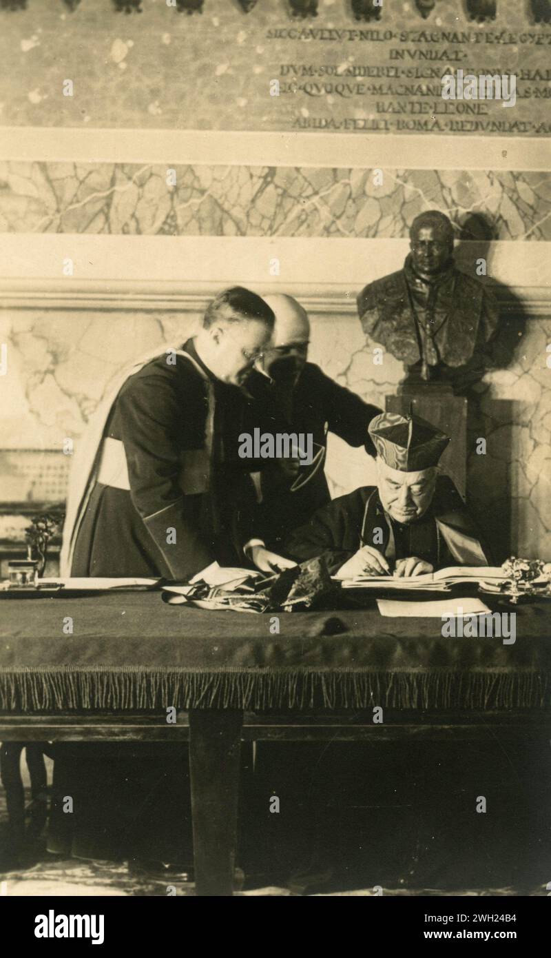 Kardinal Pietro Gasparri unterzeichnet den Lateranvertrag, Italien 1929 Stockfoto