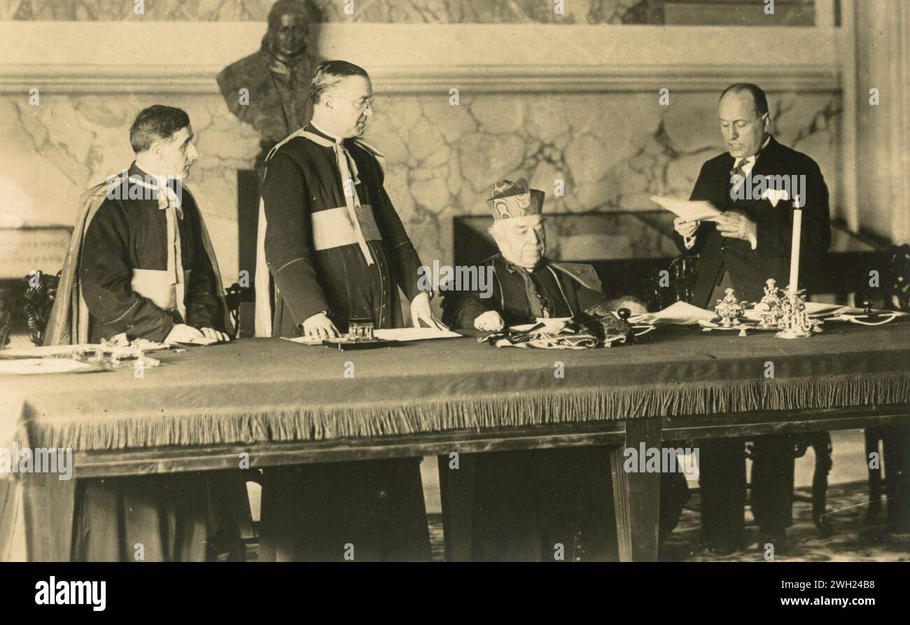 Der italienische Diktator Benito Mussolini liest das Zeugnis im Lateranvertrag, Italien 1929 Stockfoto
