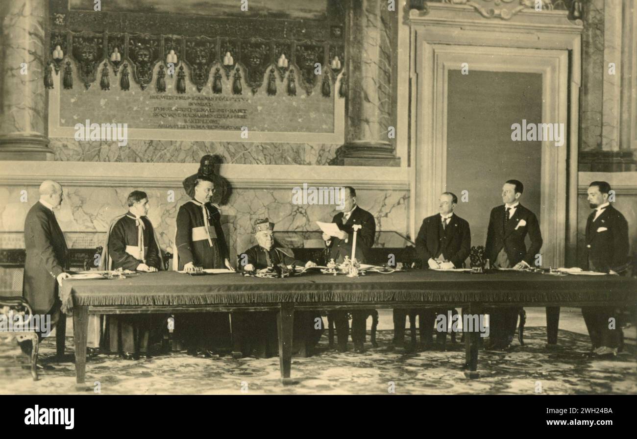 Der italienische Diktator Benito Mussolini liest das Zeugnis im Lateranvertrag, Italien 1929 Stockfoto