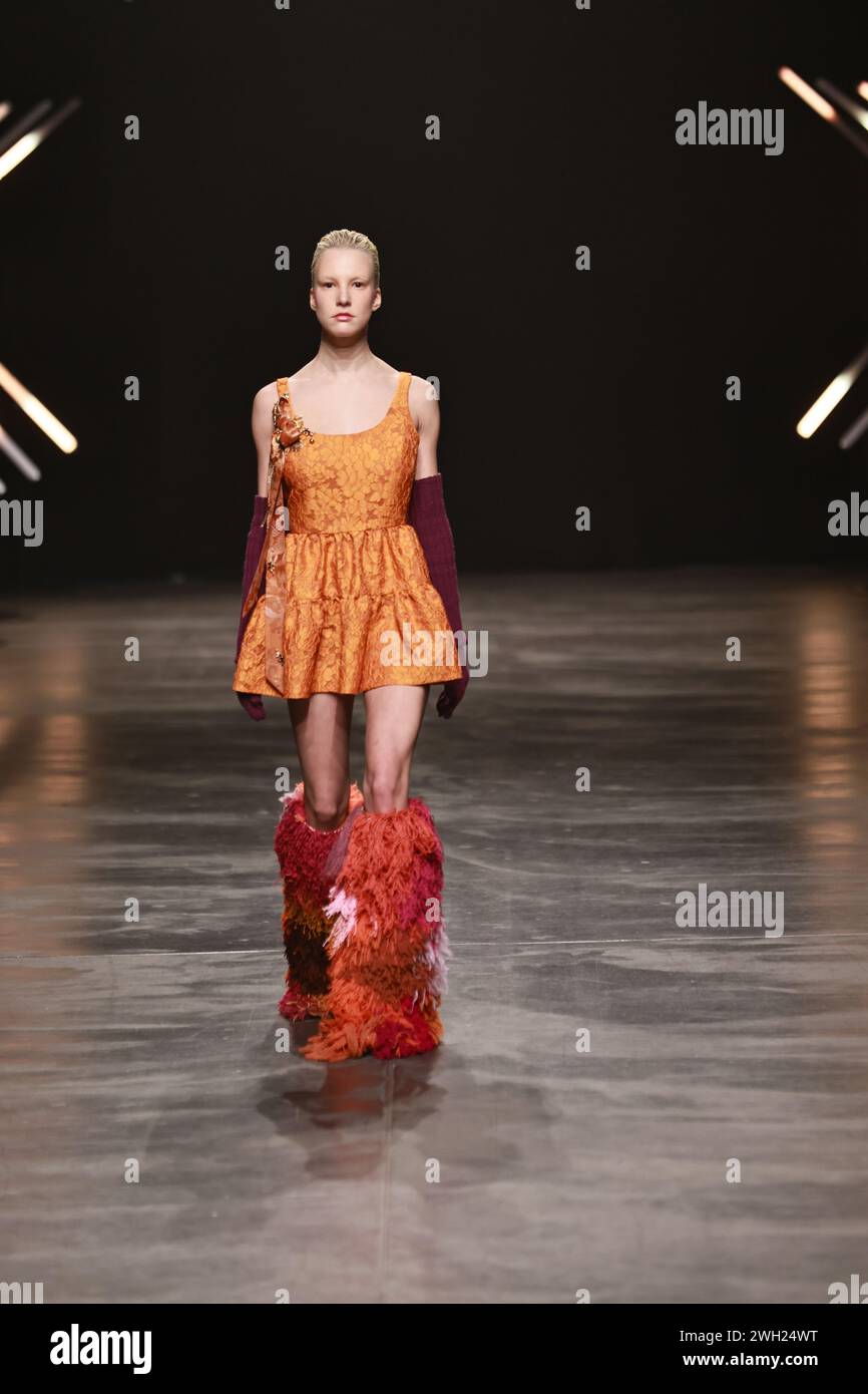 BERLIN, DEUTSCHLAND - 7. Februar: Ein Model läuft während der Danny Reinke Runway Show im Rahmen der W.E4 auf der Landebahn. Fashion Day in der Verti Music Hall am 7. Februar 2024 in Berlin. Quelle: Sven Struck/Alamy Live News Stockfoto