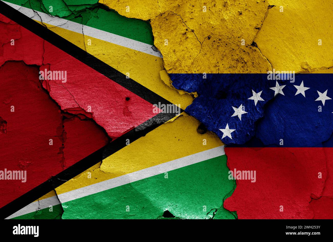 Flaggen von Guyana und Venezuela, gemalt auf gerissene Wand Stockfoto