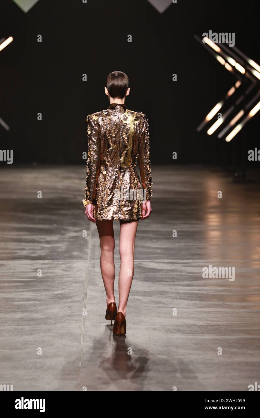 BERLIN, DEUTSCHLAND - 7. Februar: Ein Model läuft während der Danny Reinke Runway Show im Rahmen der W.E4 auf der Landebahn. Fashion Day in der Verti Music Hall am 7. Februar 2024 in Berlin. Quelle: Sven Struck/Alamy Live News Stockfoto