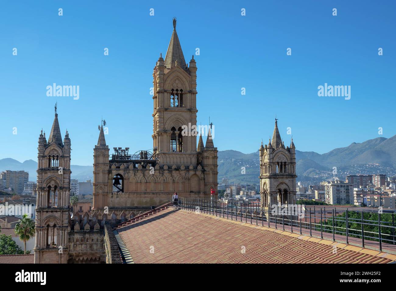Inmitten der belebten Stadt palermo erhebt sich die majestätische Kathedrale von palermo mit ihren Steintürmen, die zur Sonne reichen und die Landschaft überblicken Stockfoto