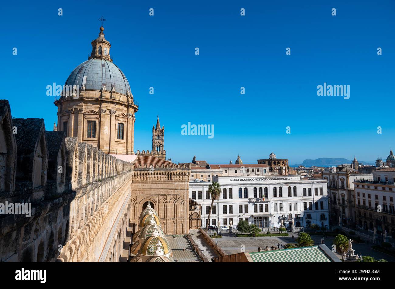 Eine prächtige mittelalterliche Kathedrale von Palermo, eingebettet in die bezaubernden Straßen von palermo, sizilien, mit klassischer Architektur und majestätischem Turm, Over Stockfoto