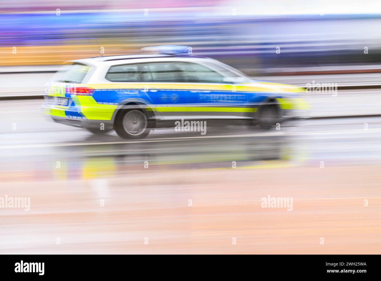 Dresden, Deutschland. Februar 2024. Morgens fährt ein Polizeiauto auf der Wilsdruffer Straße am Altmarkt. (Aufnahme mit langer Belichtungszeit) Darlehenswort: Robert Michael/dpa/Alamy Live News Stockfoto