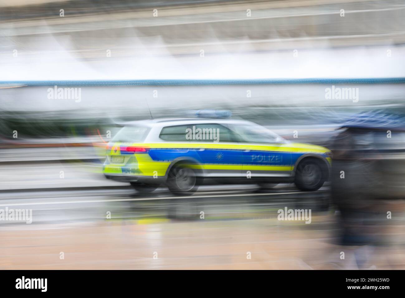 Dresden, Deutschland. Februar 2024. Morgens fährt ein Polizeiauto auf der Wilsdruffer Straße am Altmarkt. (Aufnahme mit langer Belichtungszeit) Darlehenswort: Robert Michael/dpa/Alamy Live News Stockfoto