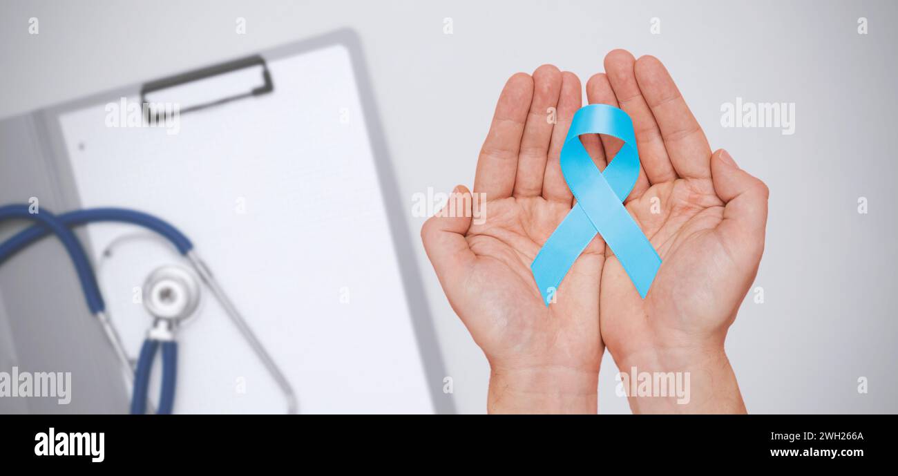 Hand hält blaues Prostatakrebs-Sensibilisierungsband mit Kopierraum Stockfoto