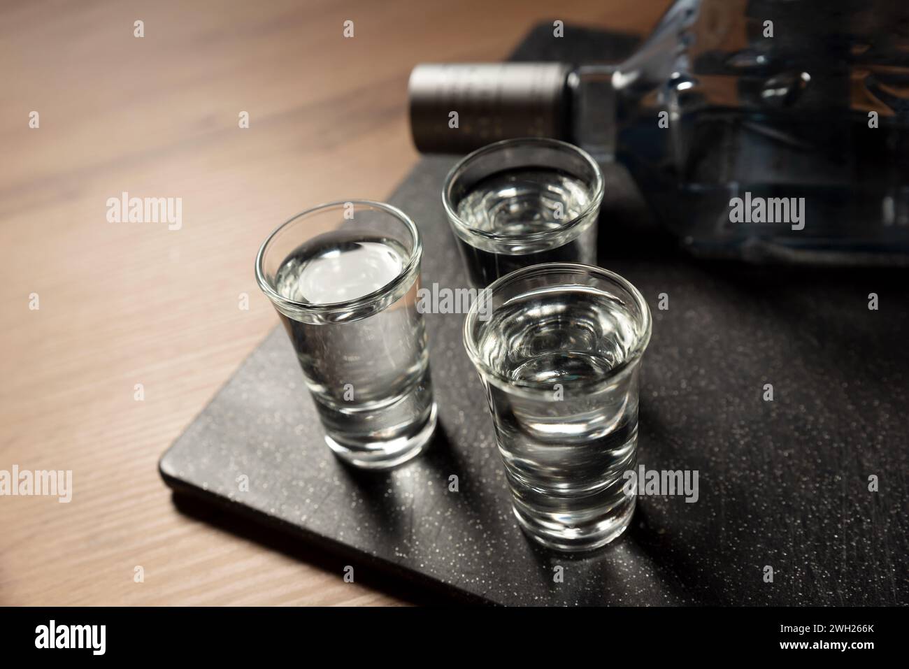 Brille mit Wodka auf dem Tisch. Alkohol-Nahaufnahme Stockfoto