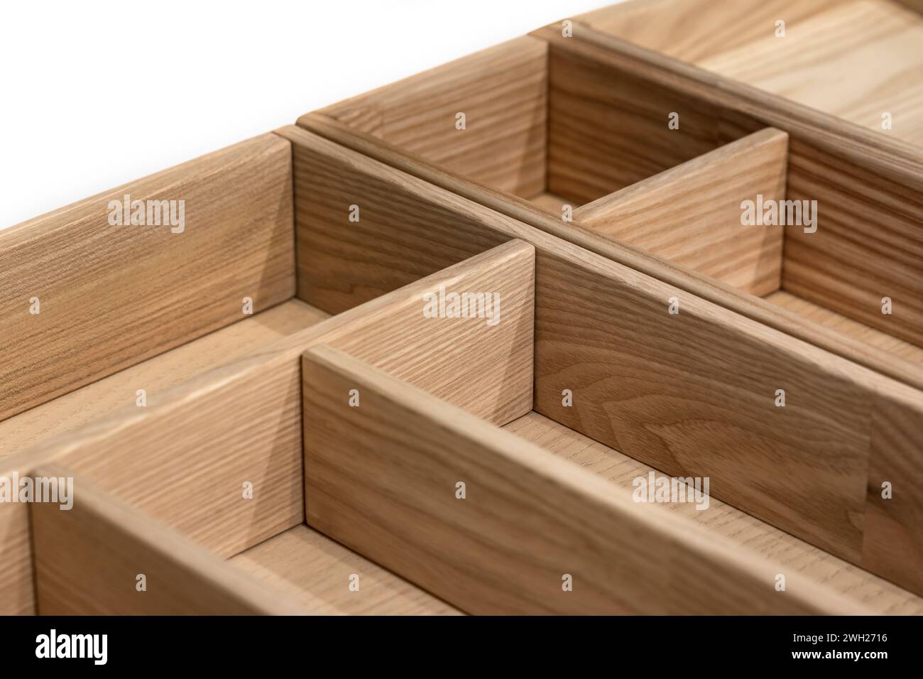 Holz Küchenschublade Organizer, Utensilienhalter für Küchenwerkzeuge oder Badezimmer, Möbeldetails. Stockfoto