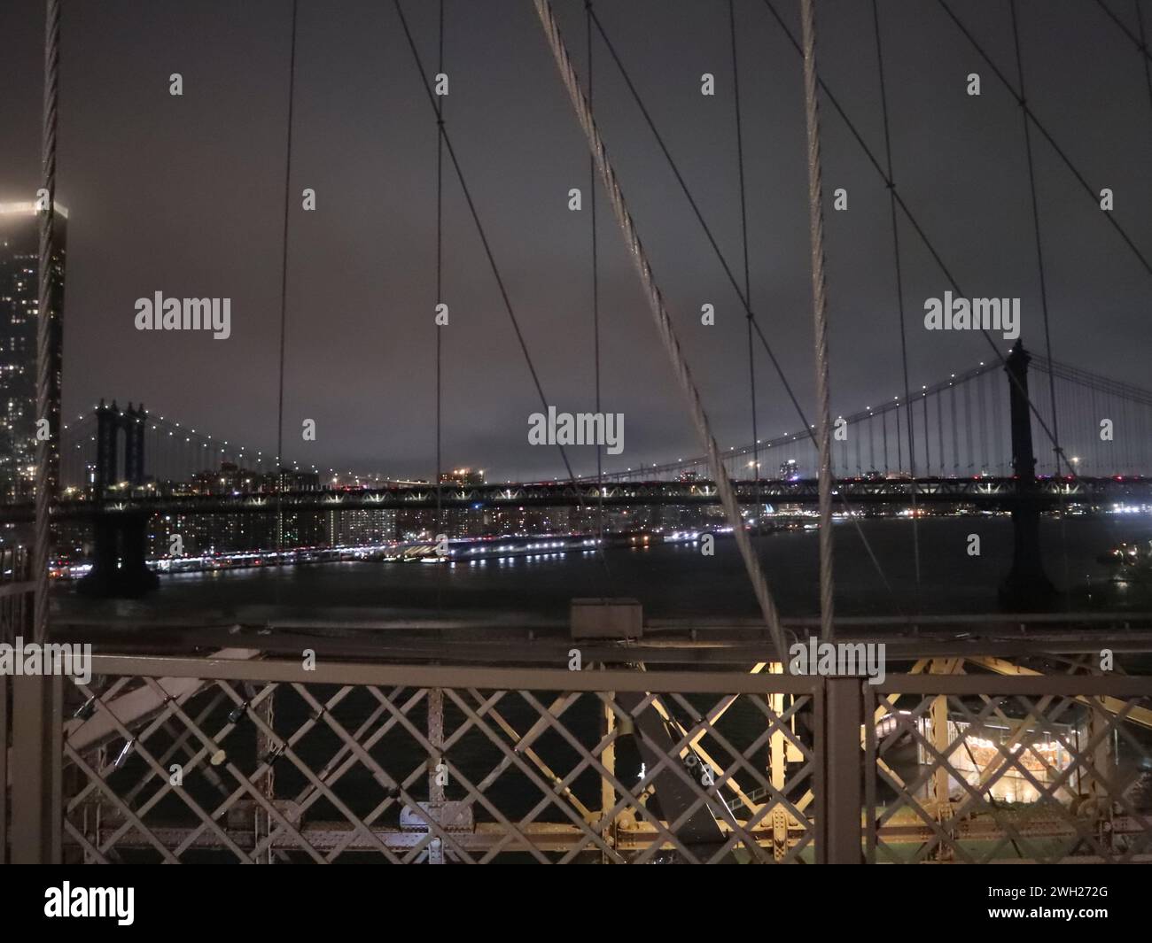 Manhattan Bridge von Brooklyn Bridge bei Nacht New York City USA Stockfoto