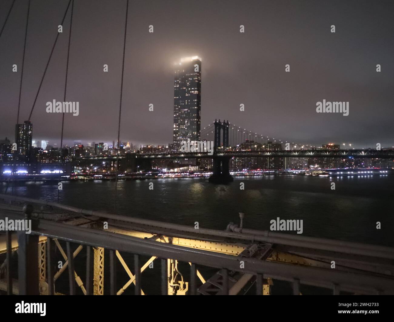 Manhattan Bridge von Brooklyn Bridge bei Nacht New York City USA Stockfoto