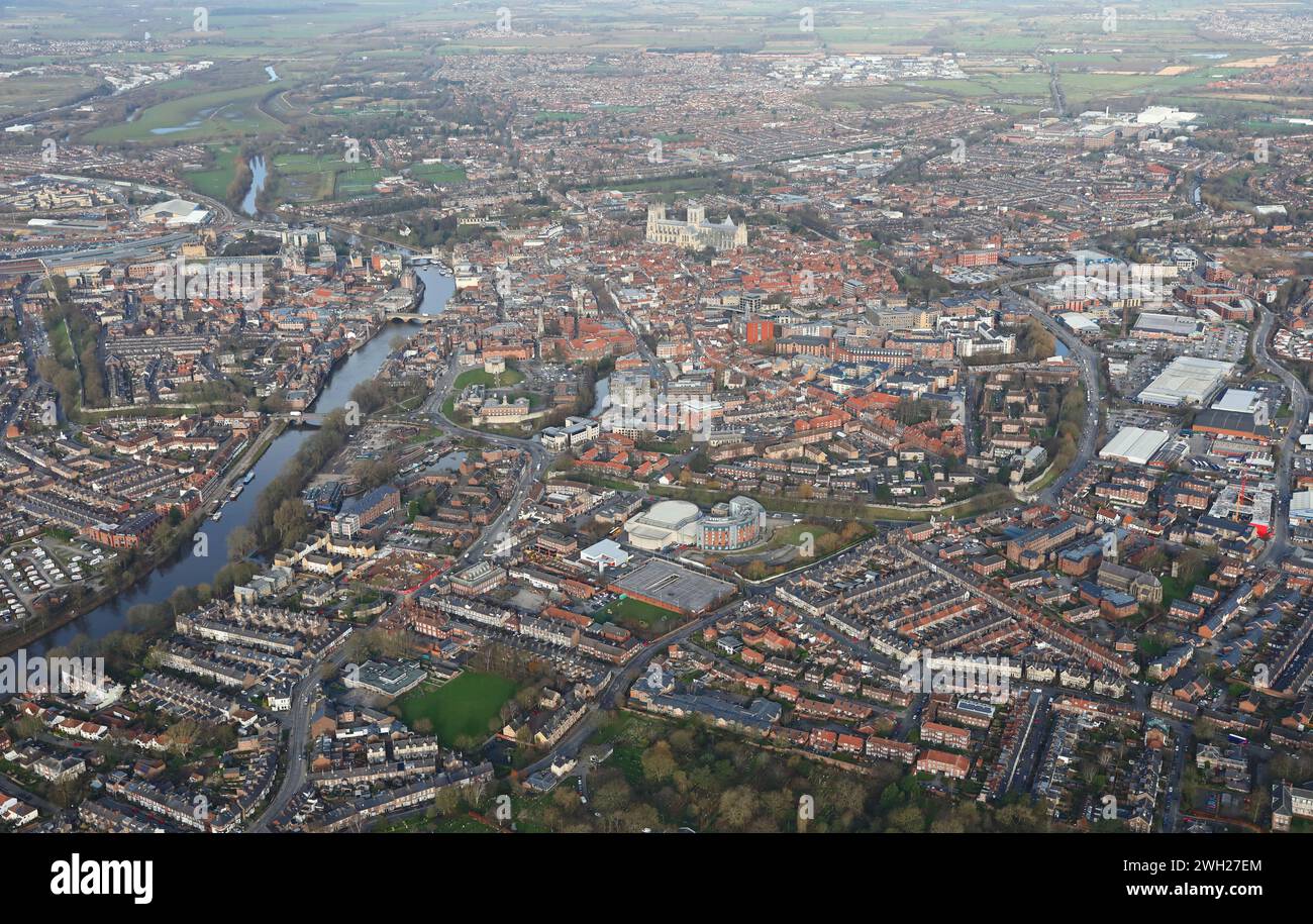 2024 Luftaufnahme des Stadtzentrums von York aus dem Süden mit Blick auf den Norden mit dem York Barbican Theater und dem York Minster im Vorfeld und Hintergrund Stockfoto