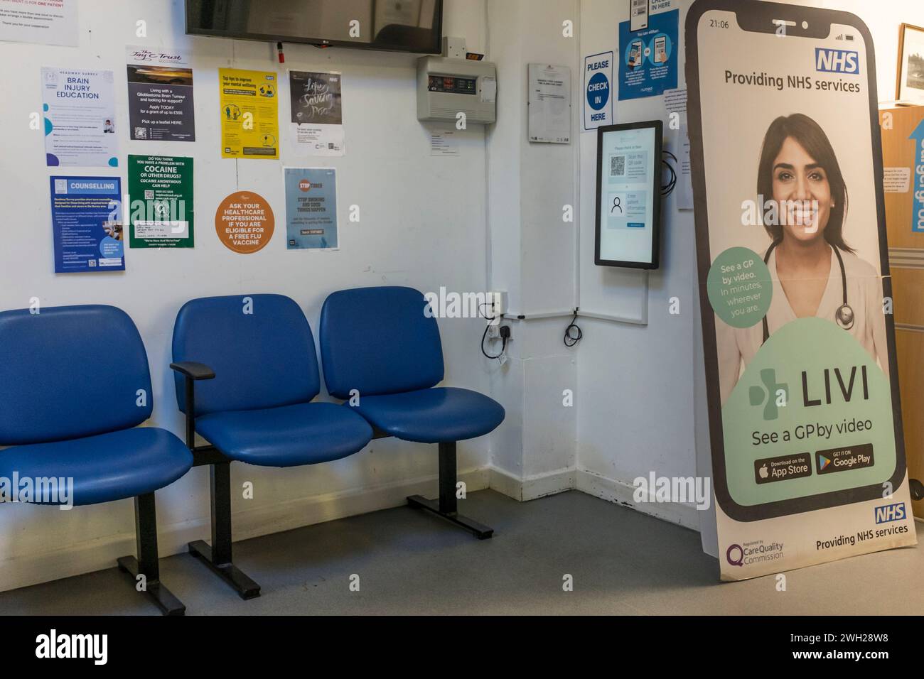 GP Chirurgie mit See a GP by Video Mobile App Poster, Surrey, Großbritannien Stockfoto