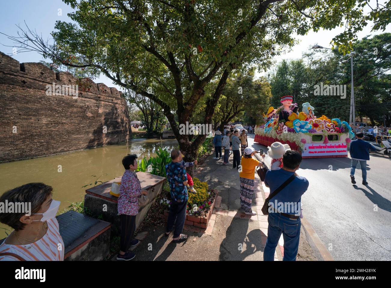 CHIANG Mai, THAILAND - 3. FEBRUAR 2024 : die Blume schwimmt und paradiert das 47. Jährliche Blumenfestival 2024 in Chiang Mai, Thailand. Stockfoto